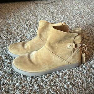 Kookaburra by UGG booties, size 9.
